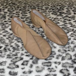 girls’ Bloch tan jazz shoes